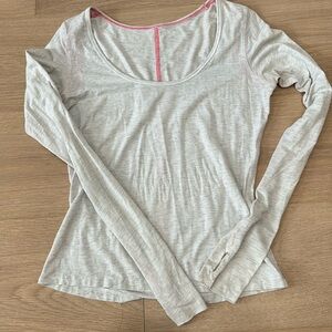 Lululemon Scoop neck tee+Light Ivory and gray +Size 6+Lightweig…